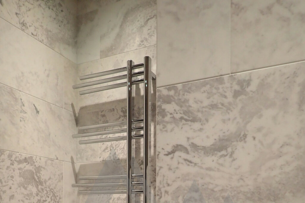 arc1950-renovation-appartement-salledebain-porcelanosa-marbre-mur
